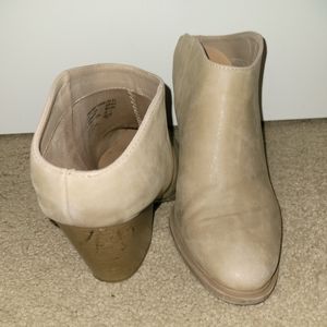 Tan heeled bootie